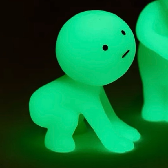 Smiski Lifting- Living Series Glow in the Dark Figure - Picture 2 of 7
